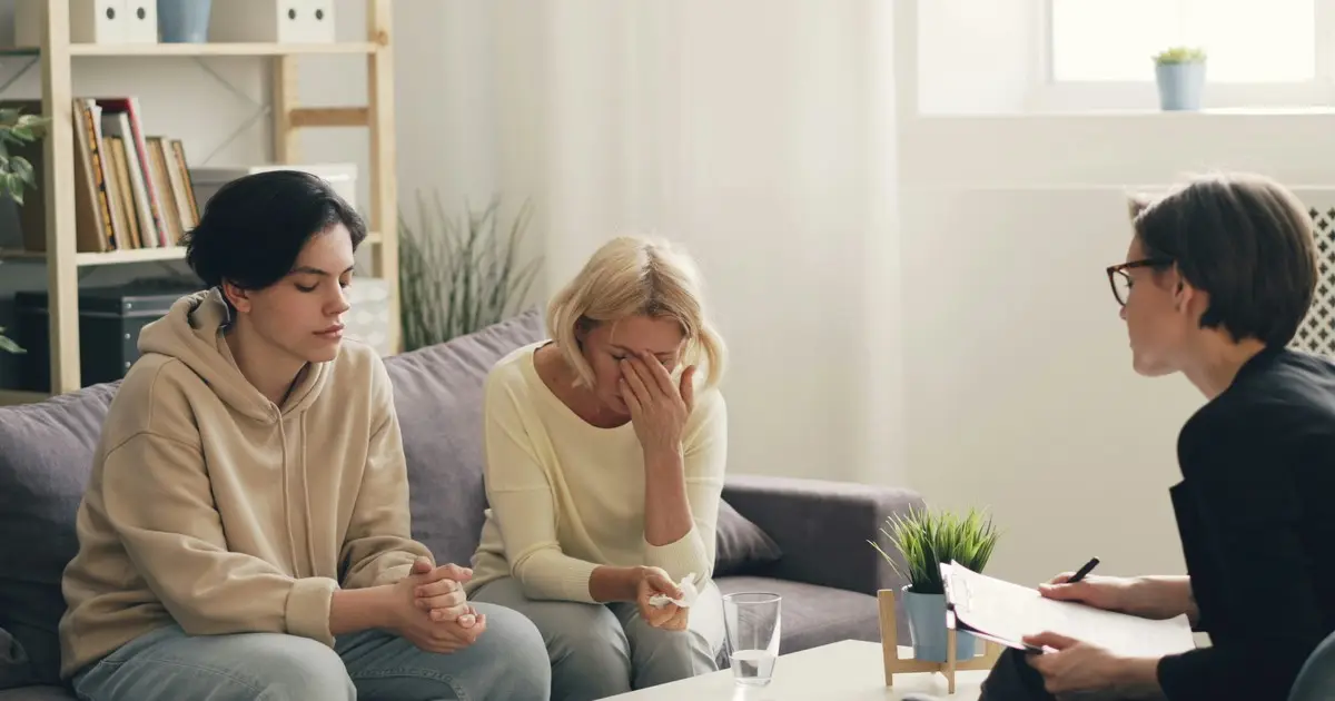 Persona conversando con un familiar en un ambiente tranquilo, un momento clave para dejar de tomar alcohol