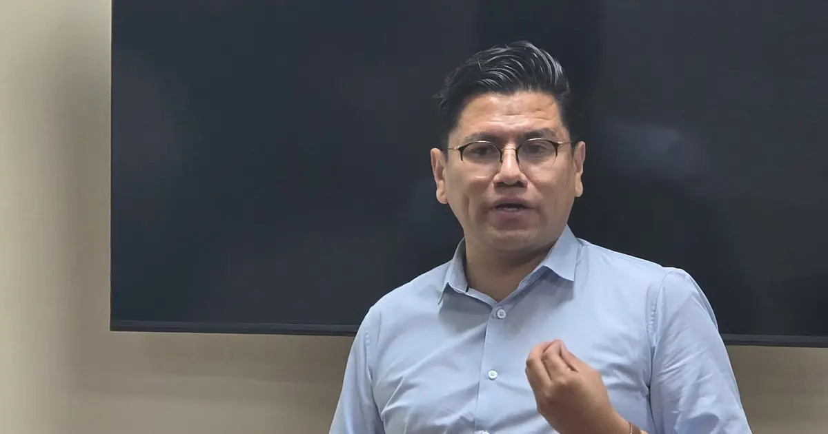 El psicólogo Luis Hernández explica con un gesto de la mano durante una plática para familias