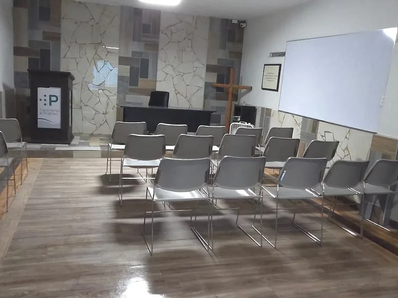 Sala de juntas y terapia grupal en el centro de rehabilitación en Ejido Matamoros, Tijuana