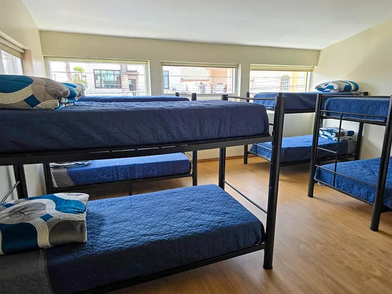 Dormitorio con literas en el centro de rehabilitación en Playas de Tijuana