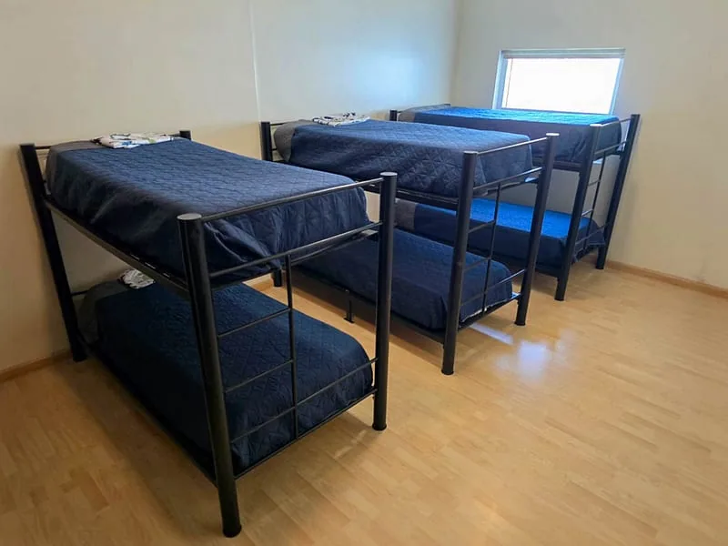 Habitación con literas en el centro de rehabilitación en Playas de Tijuana