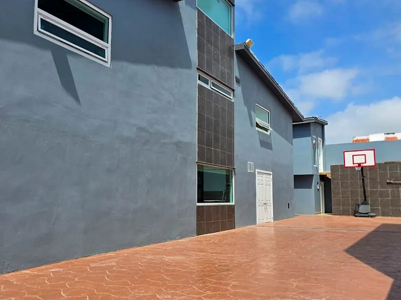 Patio exterior con cancha de básquetbol en el centro de rehabilitación en Playas de Tijuana