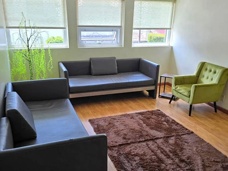 Sala común en el centro de rehabilitación en Playas de Tijuana