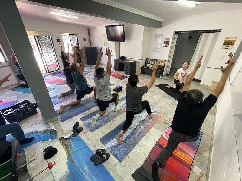 Sesión de yoga y bienestar en el centro de rehabilitación en Rosarito