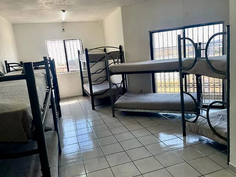 Dormitorio con literas y vista en el centro de rehabilitación en Rosarito