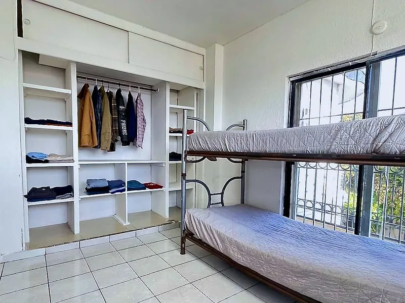 Habitación con literas en el centro de rehabilitación en Rosarito