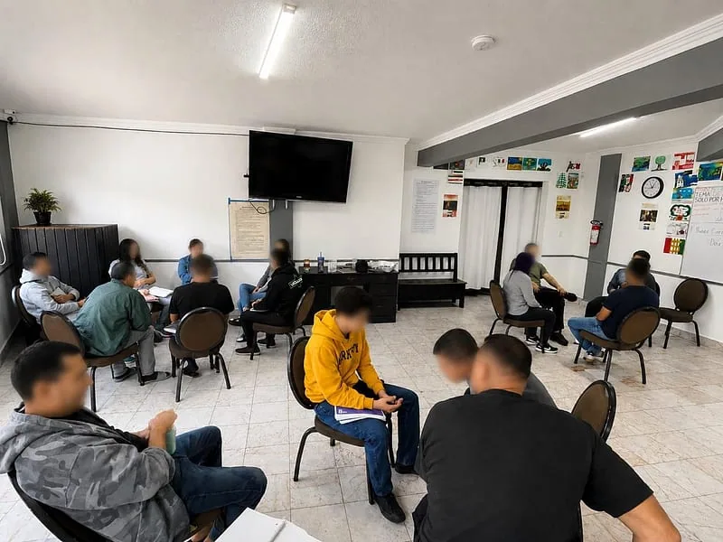 Sesión de terapia grupal en el centro de rehabilitación en Rosarito